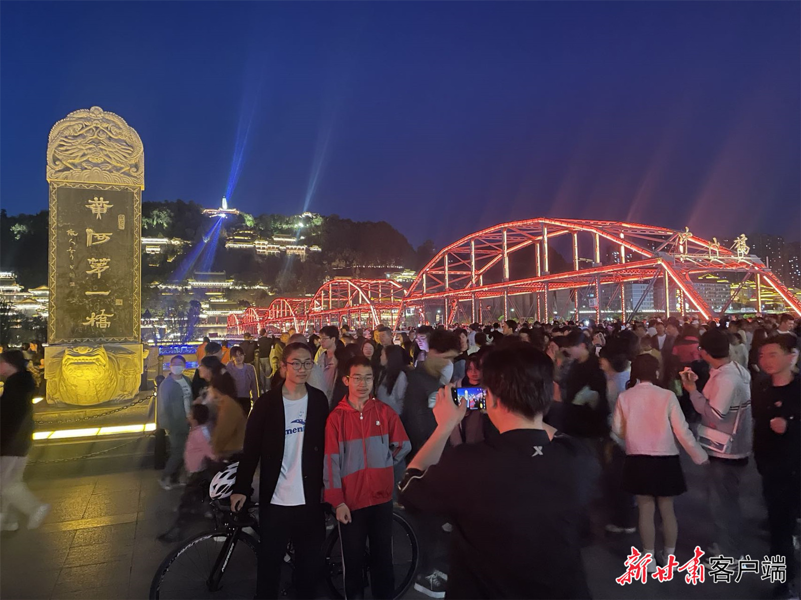 游客与“黄河第一桥”石碑合影留念　新甘肃·甘肃日报记者　薛砚　摄