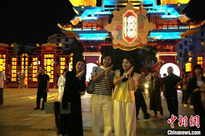 5月2日，在山东临沂新琅琊不夜街区，游客在拍照打卡。　孙磊 摄