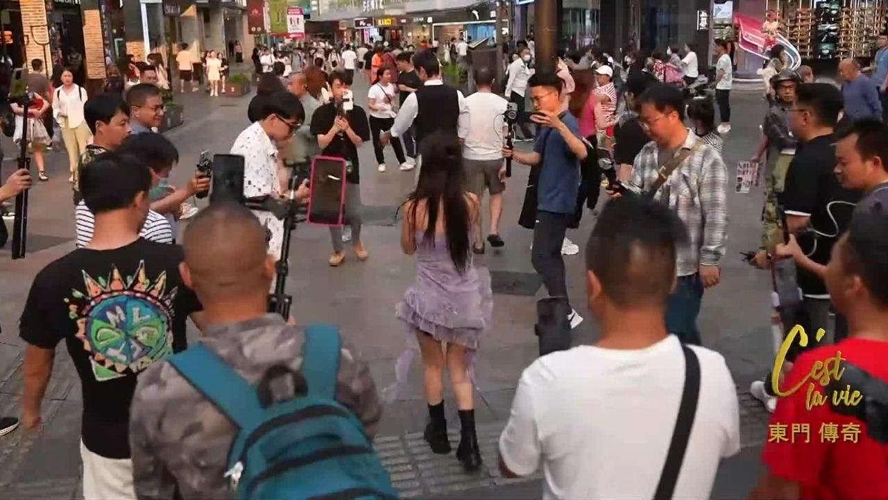 职业蹭播，东门大街里的“战地记者”，100个里面能挣钱的也就一两个