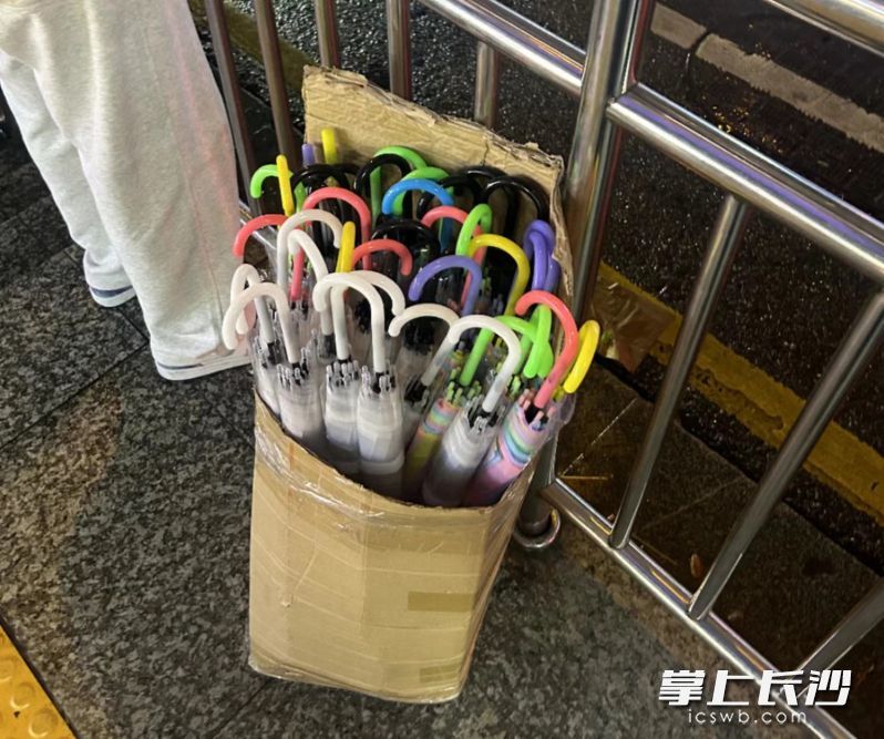 市民给游客准备的伞。