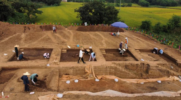 考古人员在安徽省郎溪县磨盘山遗址发掘现场（2023年9月23日摄，无人机照片）。新华社发