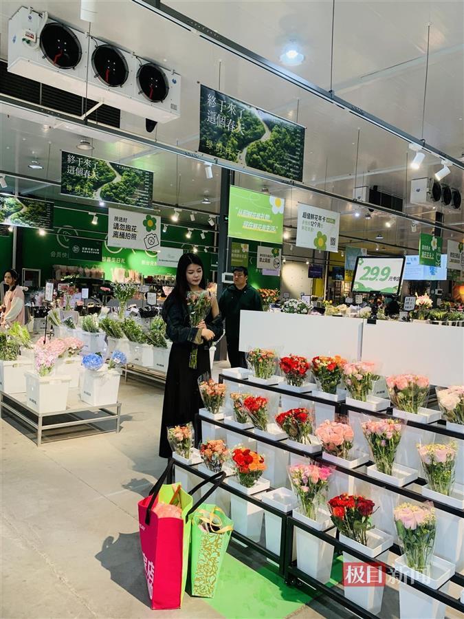 小姐姐手捧花束打卡拍照