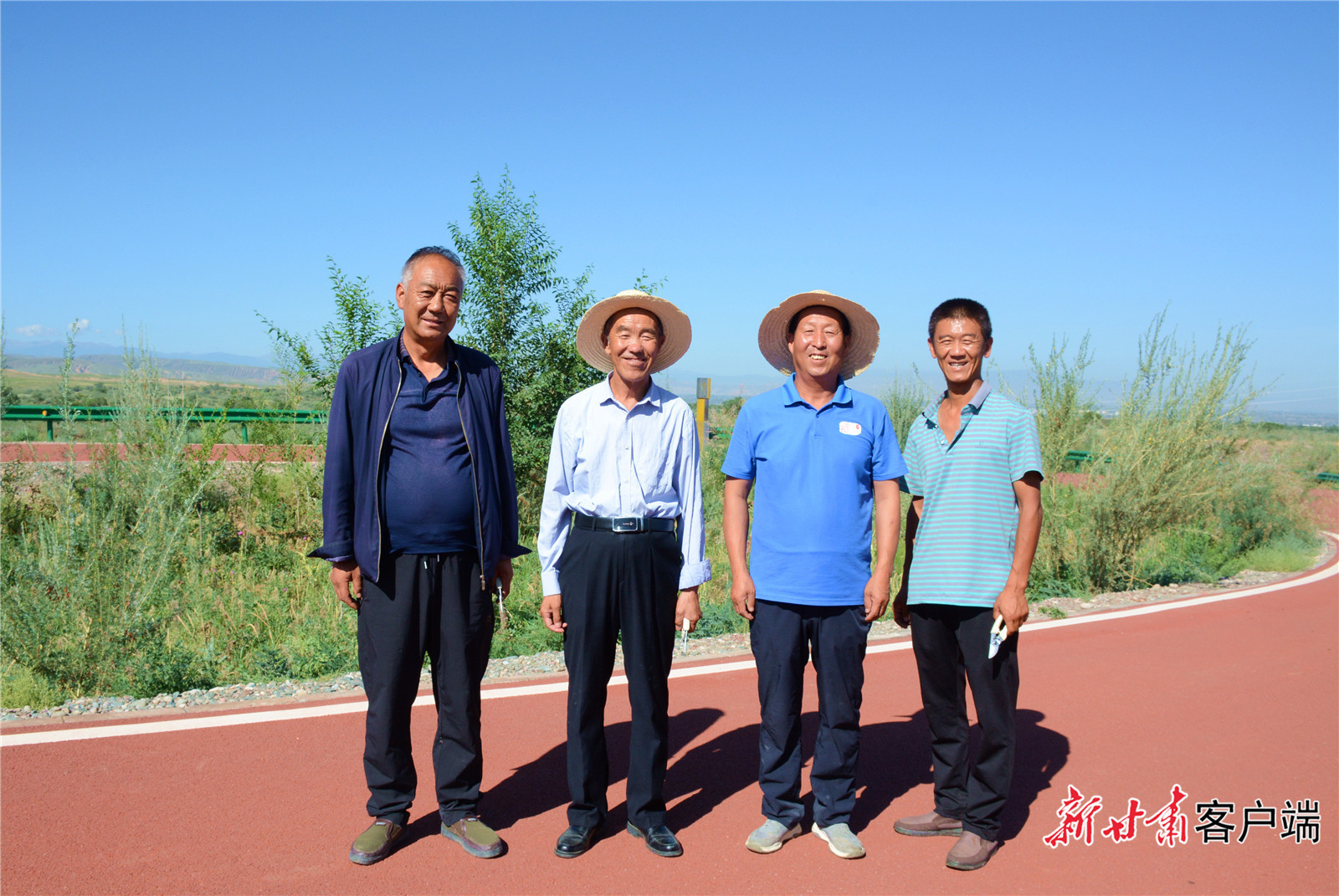郭玺（右一）与八步沙林场第二代治沙人合影　新甘肃&middot;甘肃日报记者　金奉乾　摄