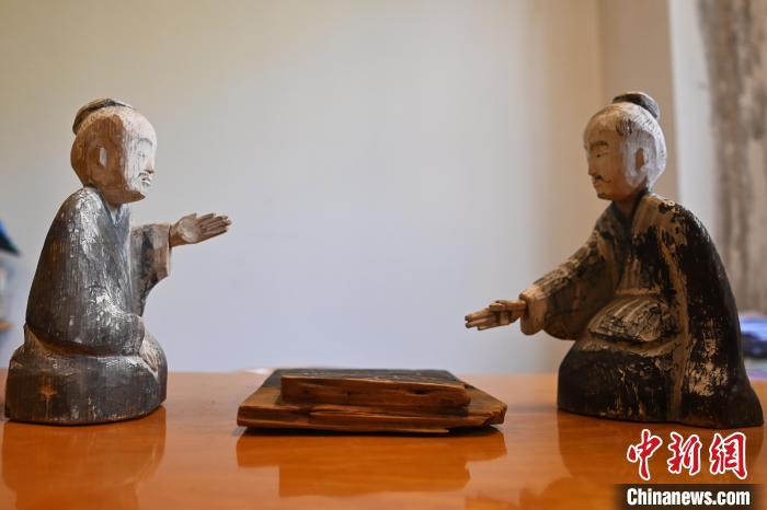 近日拍摄的甘肃省博物馆馆藏国宝级文物汉代彩绘木六博俑　中新社记者　李亚龙　摄