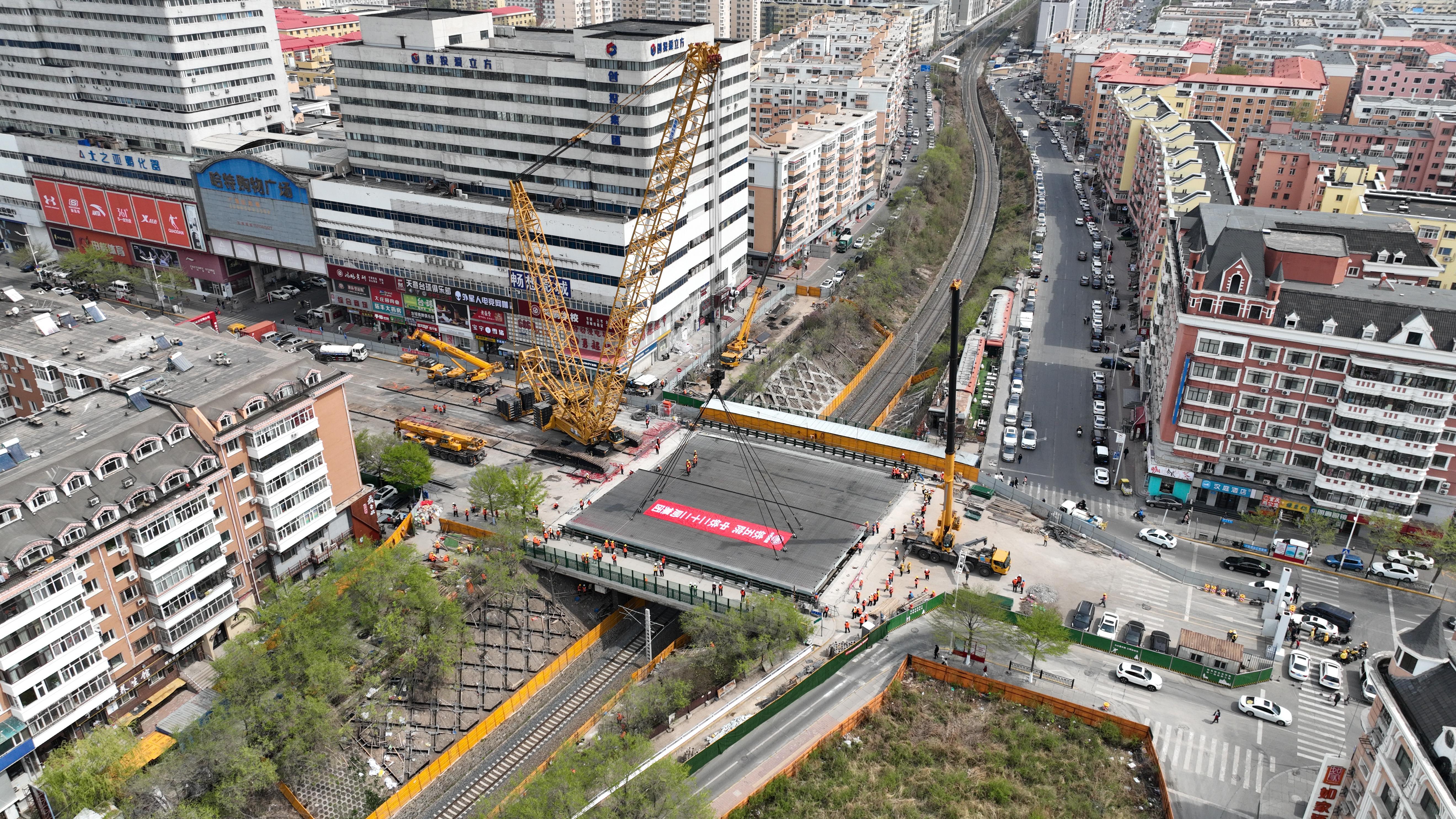 哈尔滨市西大桥218.4吨钢梁完成更换