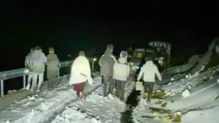 两对夫妻自驾川西被困雪地，村民跪地刨雪4个小时救援