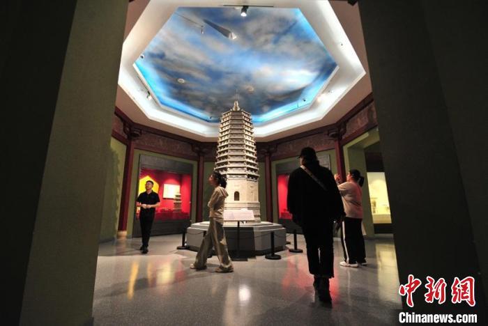 5月1日，游客在傍晚时来到吉林省博物院参观。高龙安 摄