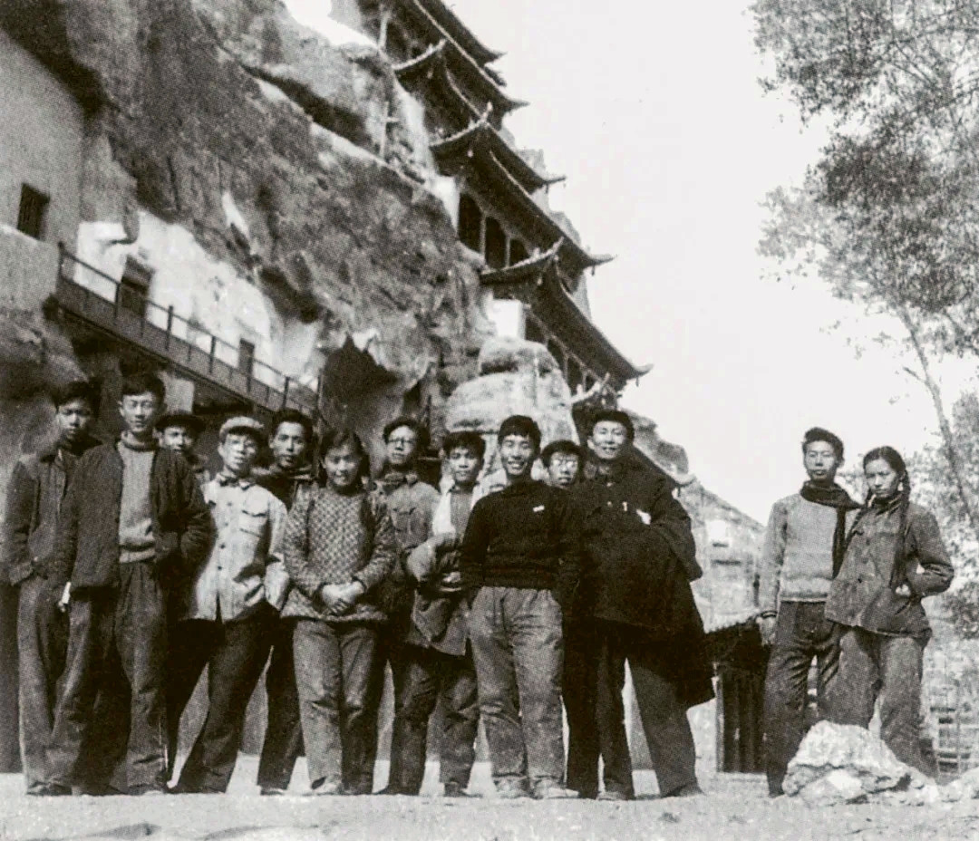 1960年10月，董希文带领学生在敦煌考察时的留影。