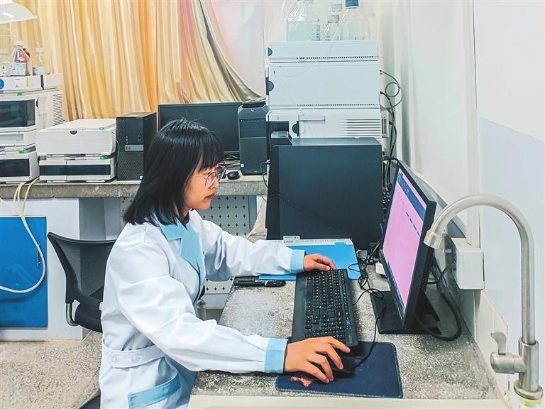 工作中的刘小燕（受访者供图）