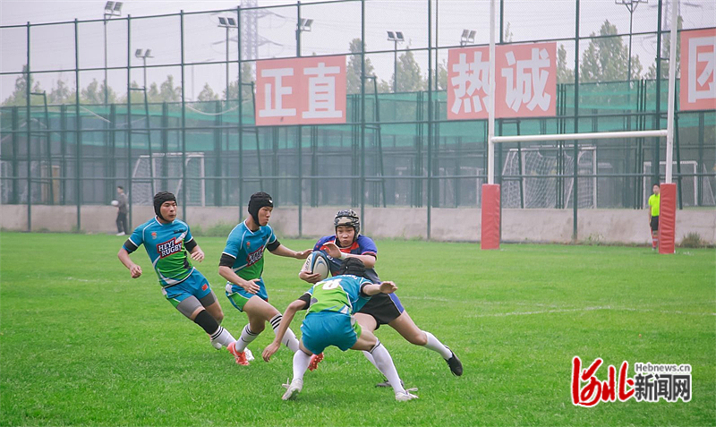 图为2024年河北省青少年橄榄球冠军赛比赛现场。 河北省体育局小球运动中心供图