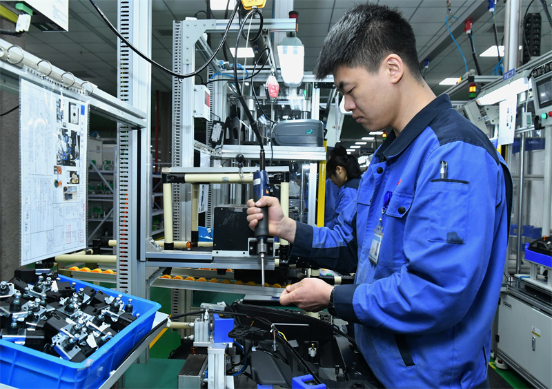 4月28日，工人在河北省献县一家汽车照明设备企业的生产车间工作。新华社记者 杨世尧 摄