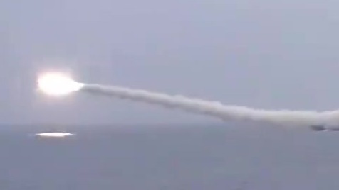 现场视频：俄太平洋舰队在日本海演习发射巡航导弹，击中假想目标