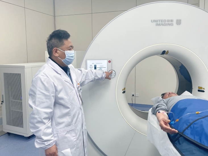 主管技师蔡炳宗正在ct机房为患者摆位