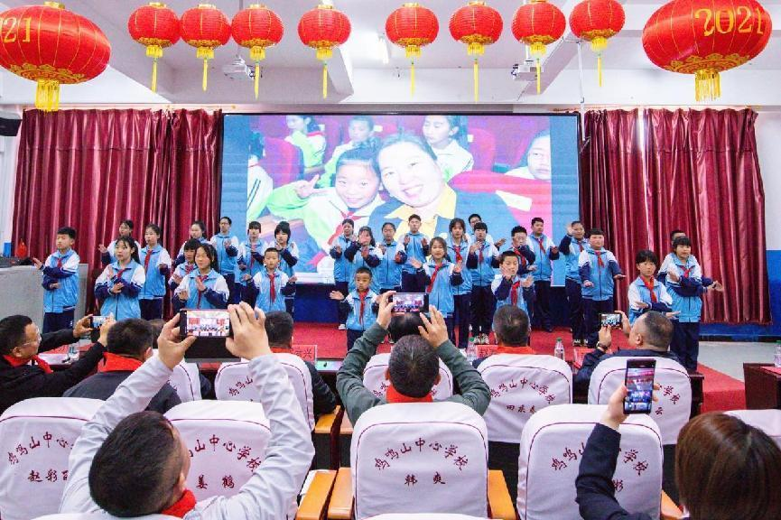 十载爱心接力 情系乡村学子  吉商兄弟联在九台区鸡鸣山中心学校举行捐资助学仪式