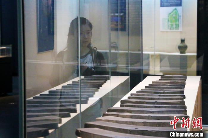5月1日,“淮南地区出土楚文物特展”在安徽省淮南市博物馆开展。图为一位淮南市民在参观展览。中新社记者张强摄