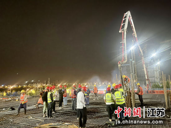 中铁四局宁马城际铁路滨江车辆段项目首块盖板浇筑现场。王硕 摄