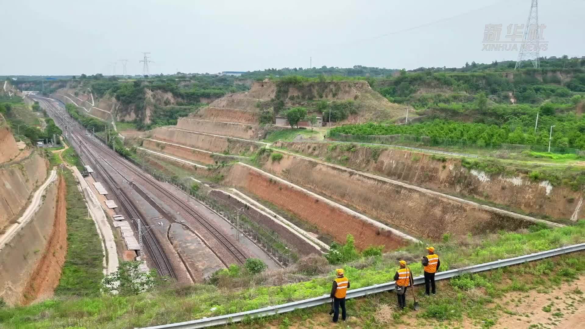 铁路“登山队”守护旅客出行