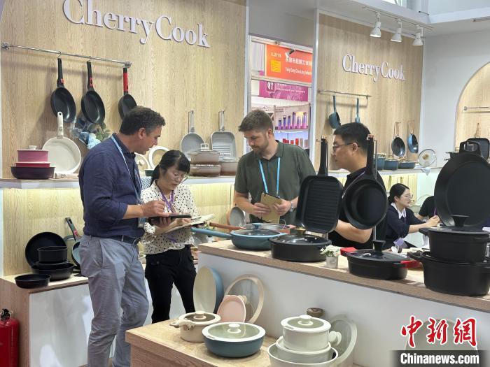 4月25日，境外采购商在第135届广交会了解中国企业展出的餐厨用品。中新社记者 程景伟 摄