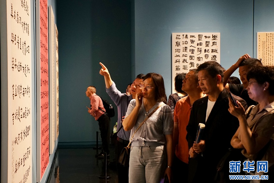 4月27日，郑州美术馆，观众在参观展品。