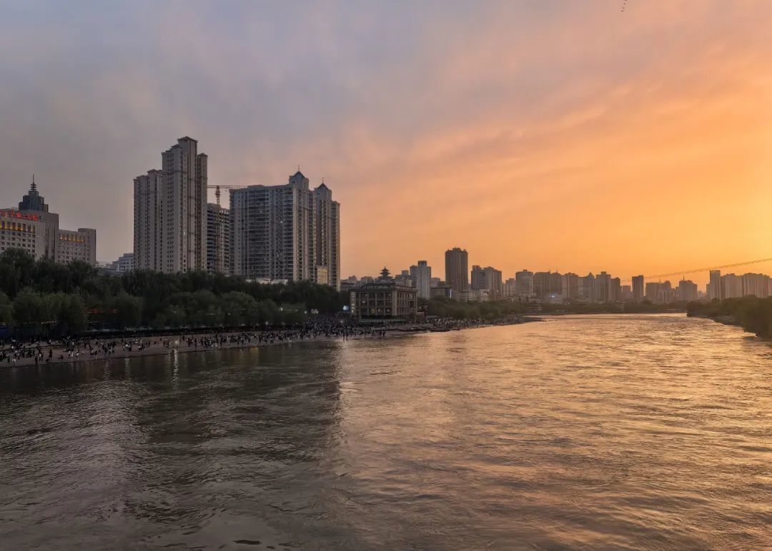 落日余晖下黄河美如画（图源：@李婧）