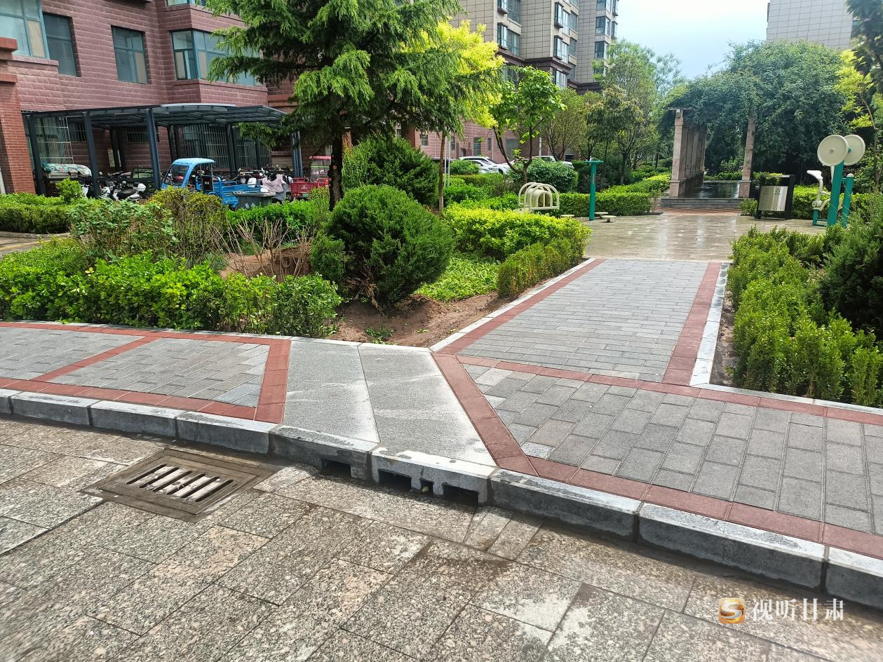 开口路缘石能够收集周边地表径流,引水入池,浇灌花草树木,积蓄雨水