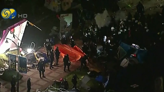 美国警方强拆加州大学示威营地，学生被捕高喊：不要让我们失望