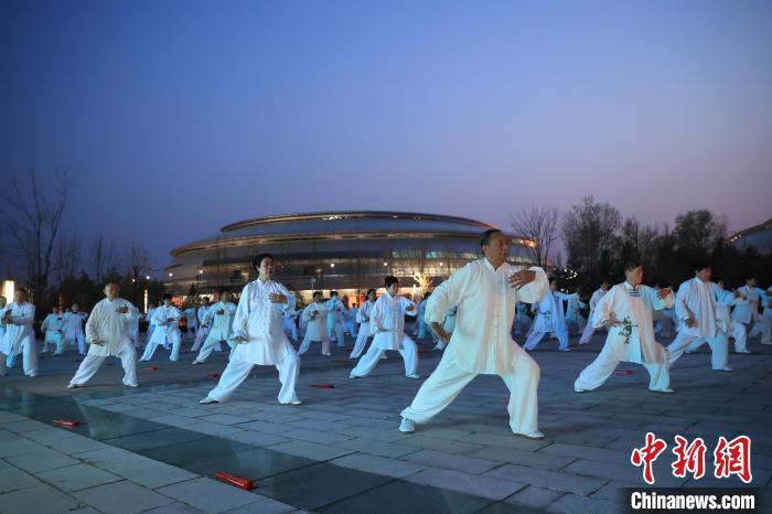 在山东东营市，民众在夜晚集体练习太极拳。周广学 摄