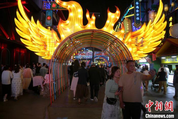 5月2日，在山东临沂新琅琊不夜街区，游客在拍照打卡。　孙磊 摄