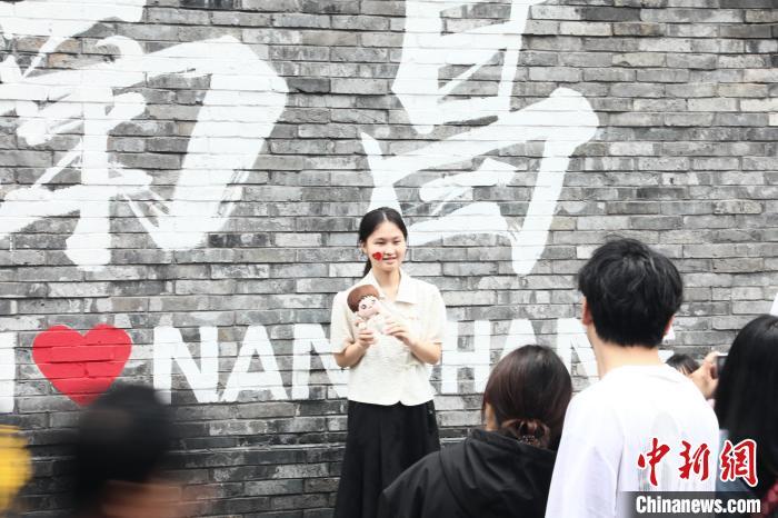 5月1日，江西南昌烟火大士院焕新开街，吸引大批市民游客前来游览，大士院街道游人如织。　刘思伟 摄