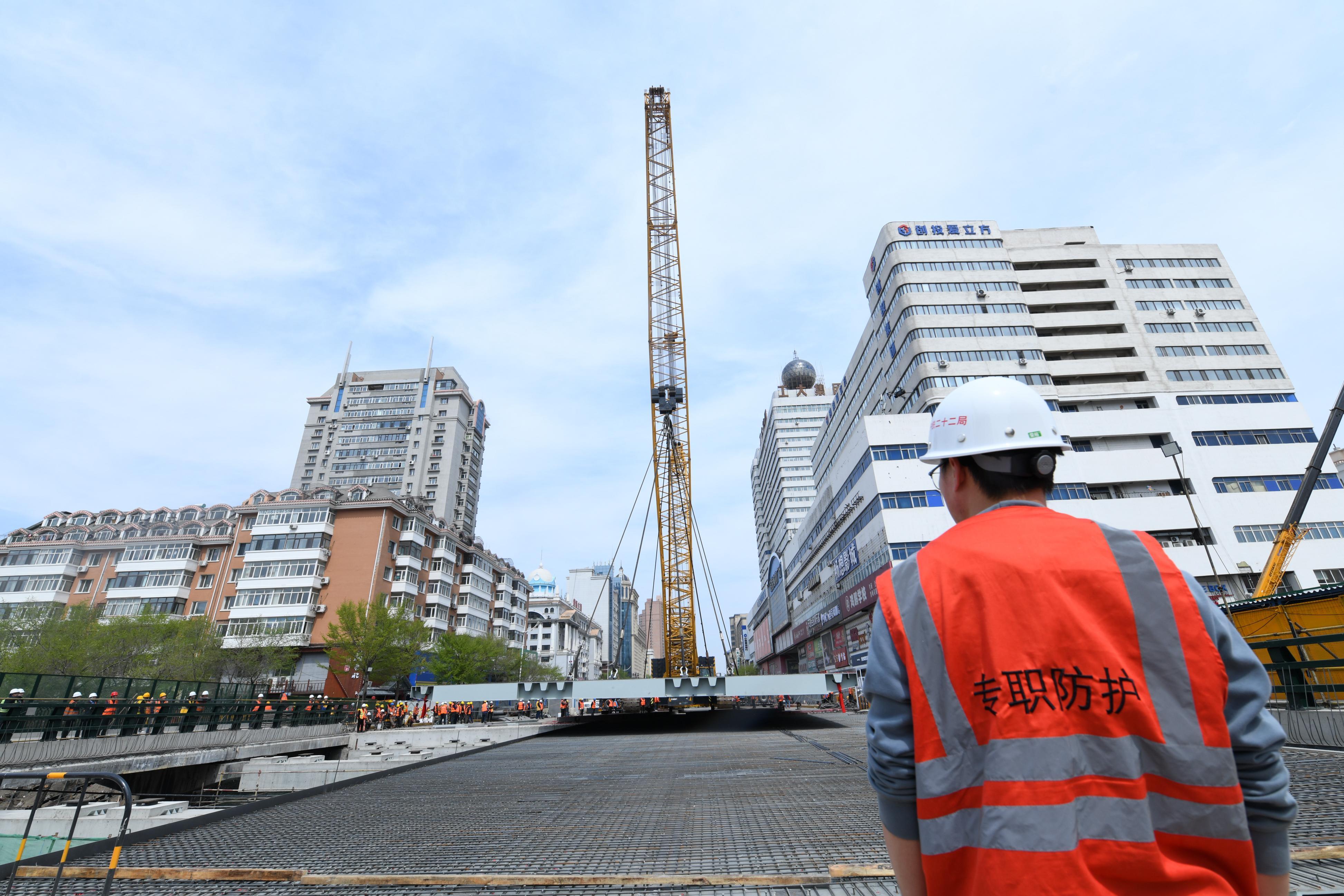 哈尔滨市西大桥218.4吨钢梁完成更换