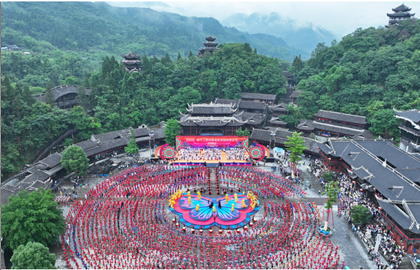 2023·第十二届中国乌江苗族踩花山节开幕式现场。赵勇 摄