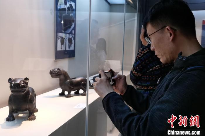 5月1日，“淮南地区出土楚文物特展”在安徽省淮南市博物馆开展。图为游客用手机拍照留念。中新社记者张强摄