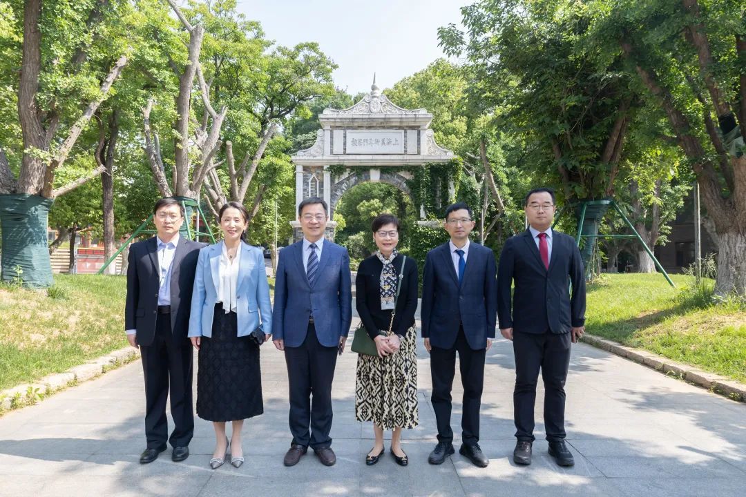 香港特别行政区前任行政长官林郑月娥到访南京艺术学院