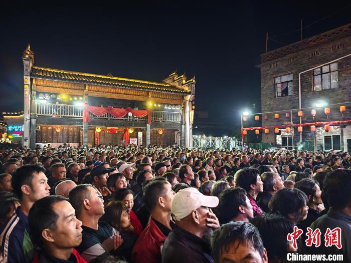 5月2日晚，乐平市老北街古戏台上的赣剧表演精彩纷呈，现场吸引了数百人驻足欣赏，台上台下都热闹非凡。中新网记者 华山 摄