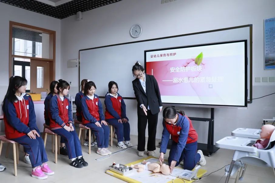 婴幼儿保育与照护实训