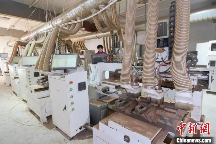 在临沂市莒南县东高榆村，村民操纵电脑雕刻木梳。许传宝 摄