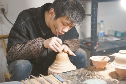 ▲高伟豪工作室的匠人师傅在利坯。 王倩 摄