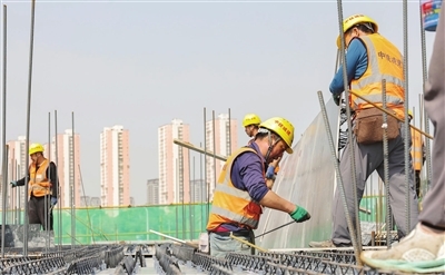 位于河北区的中车津浦智汇港建设工地，工人们正加紧建设。本报记者 吴迪 摄