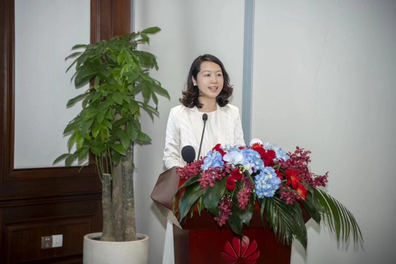 深圳市人力资源和社会保障局党组成员、副局长马艳在签约仪式上致辞
