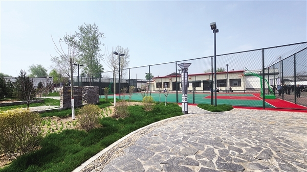 介休邬城店村环境提升改造后的乡村篮球场