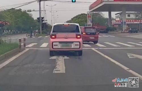 “老头乐”跨车道强行左转