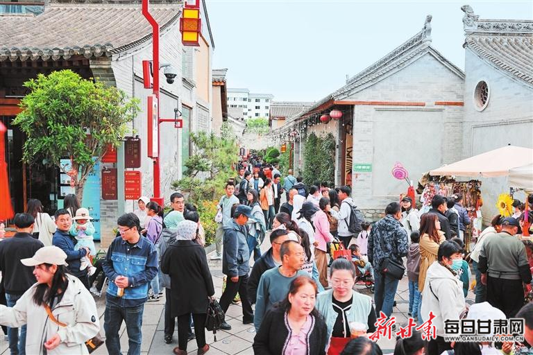 游客在天水古城景区游览