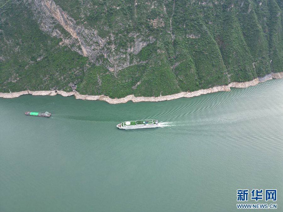 “五一”假期，游轮行驶在长江巫山段江面。新华网发（鲁作炳 摄）