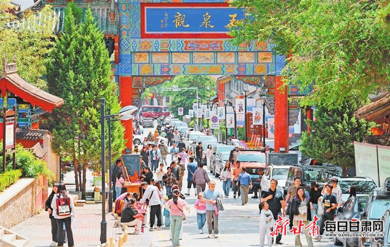 天水玉泉观景区吸引众多游客　本组图片摄影：新甘肃&middot;甘肃日报记者　田蹊