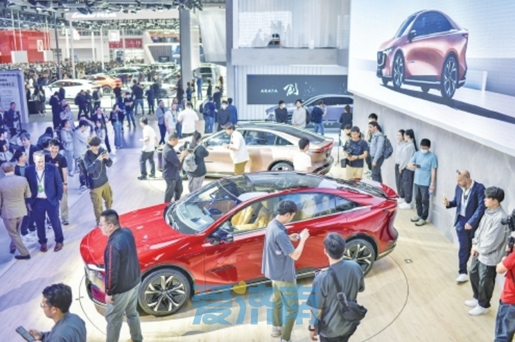 在刚结束的第十八届北京国际车展上，消费者对汽车消费热情高涨。济南时报·新黄河客户端记者王锋 摄