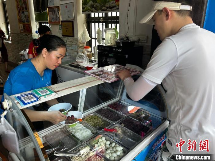 5月3日，林玉妹在海南文昌龙楼开设的符记甜品清补凉店，迎来众多游客。中新社记者 符宇群 摄