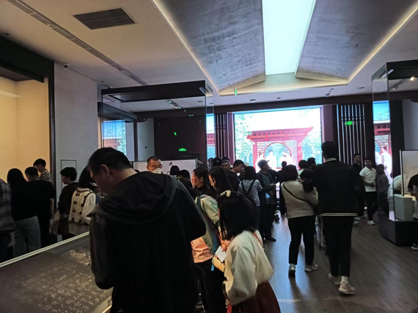 游客在青州博物馆感受传统文化的博大精深