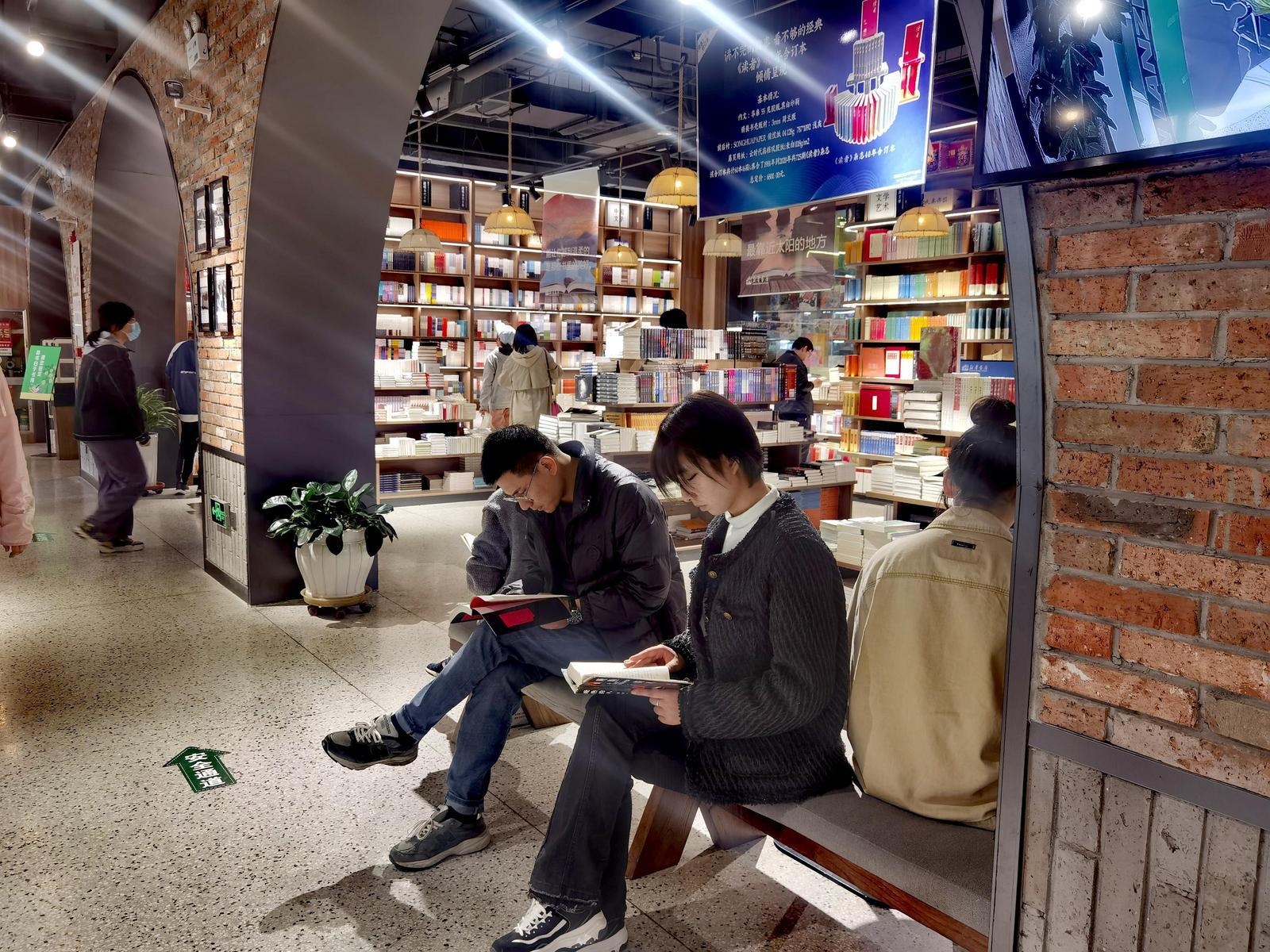 张掖路新华书店一角