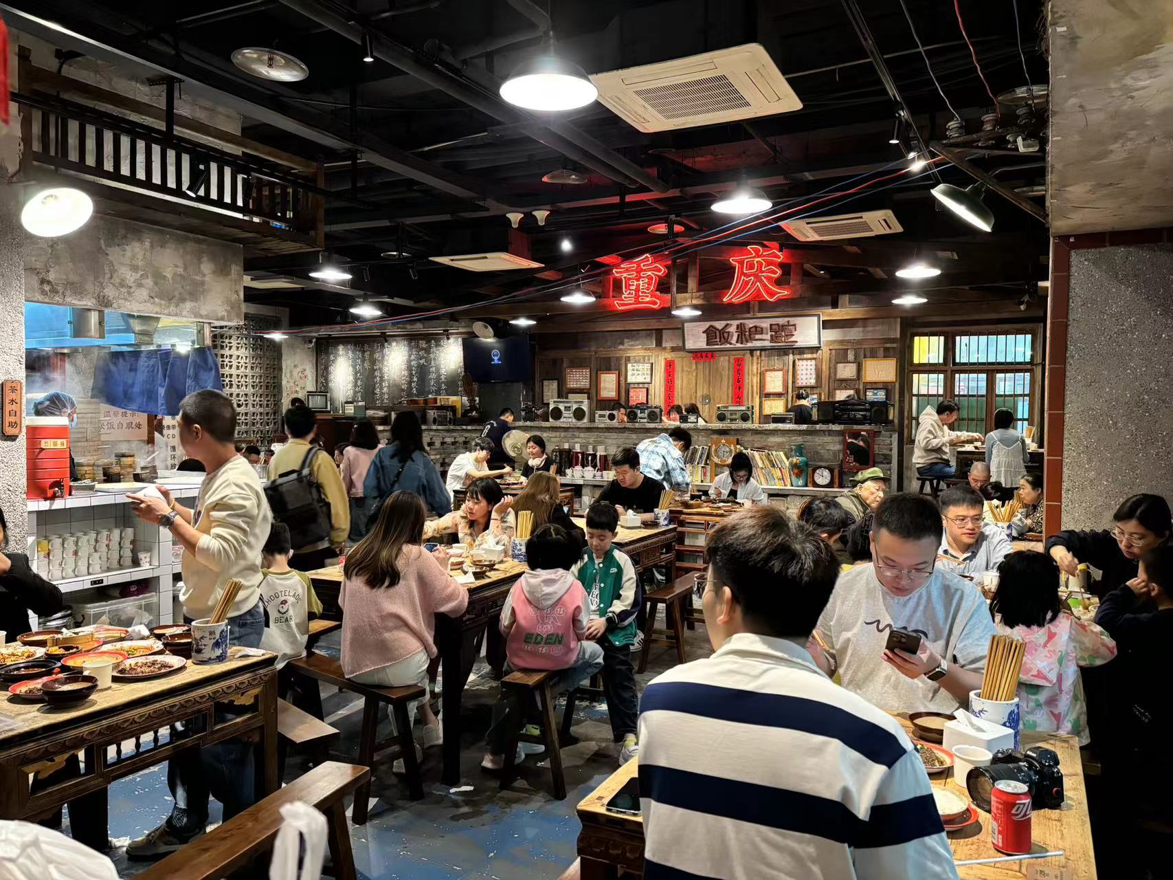 重庆餐饮店“饭耙跎”座无虚席。记者 周盈 摄