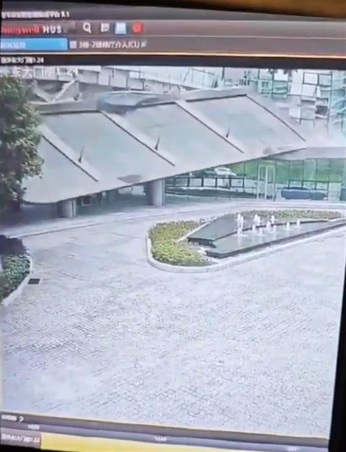 垮塌瞬间（图源监控视频截图）
